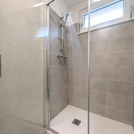 -2 Min Dal Mare- Corte Esclusiva, Ac, Wifi Apartamento